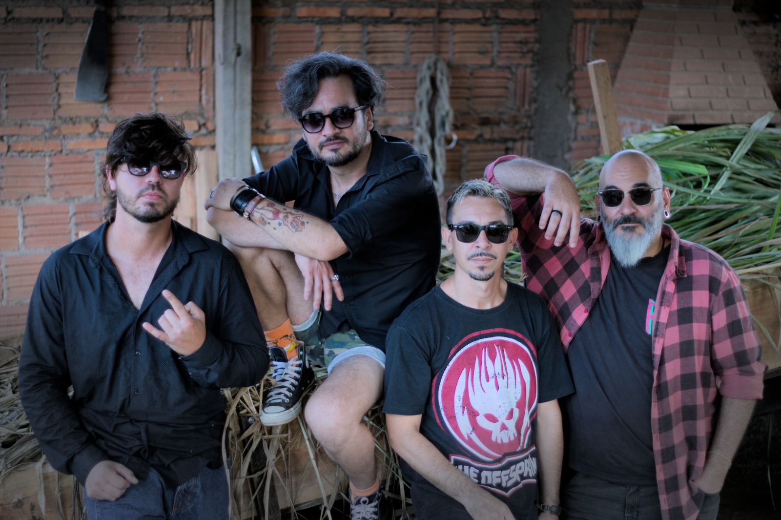 Punk caipira da banda Raroefeito sabota a linha de montagem.