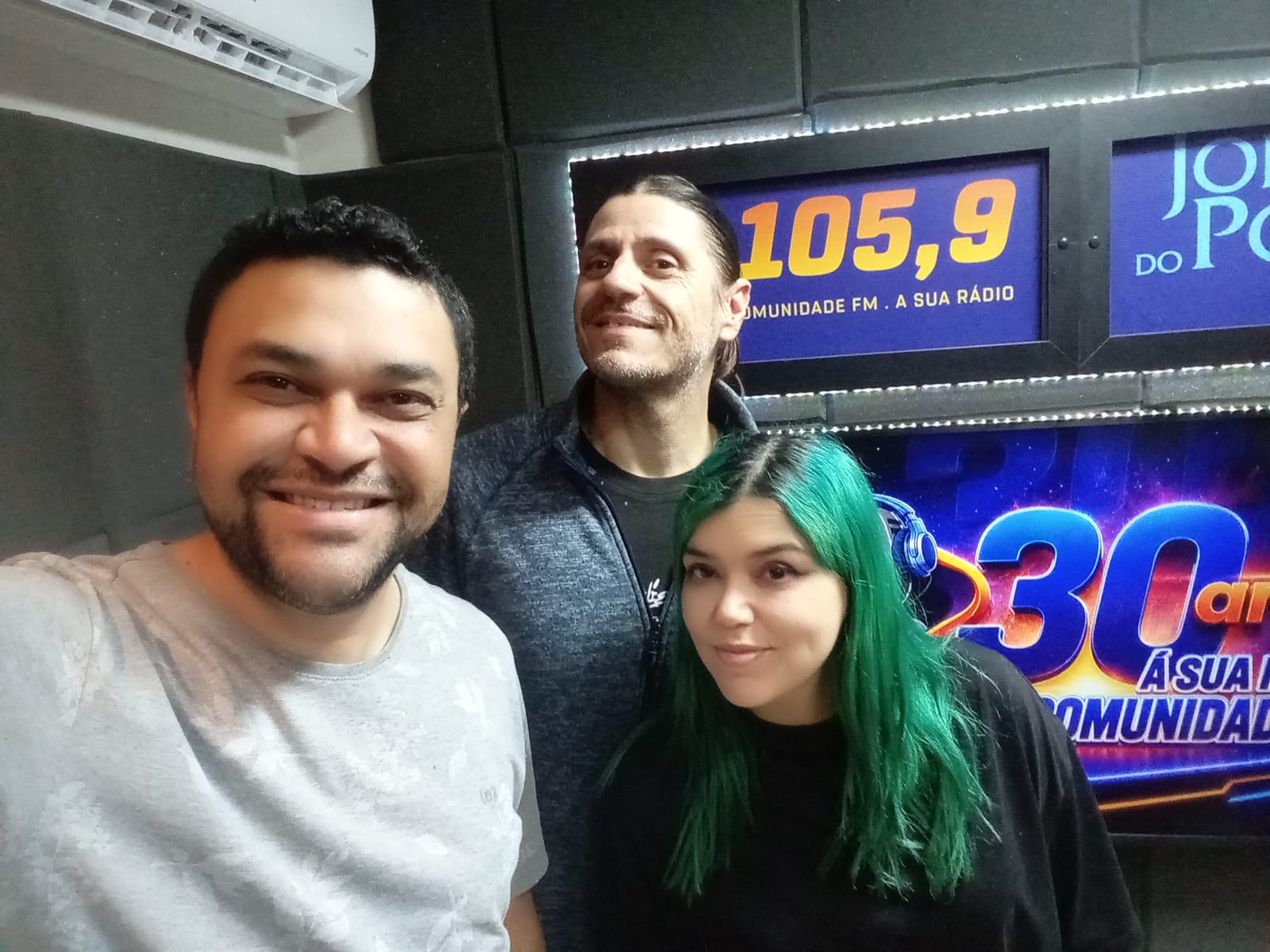 Banda Drenna visita os estúdios da Comunidade FM e destaca força do rock autoral brasileiro.